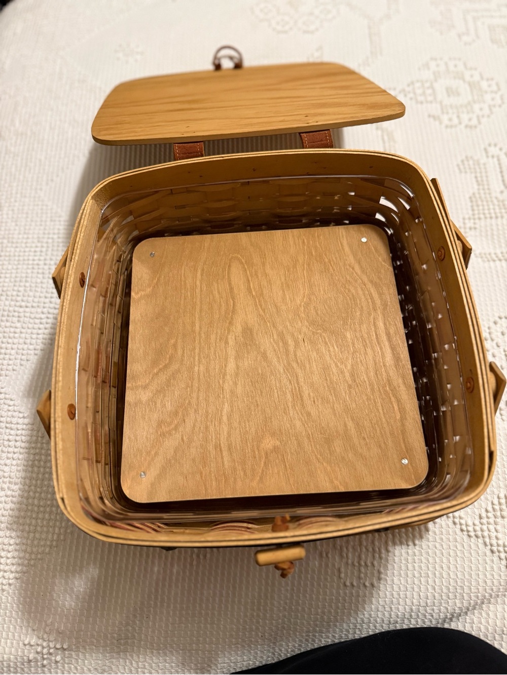 Longaberger "Proudly American" Picnic Basket, 2004. - Picture 8 of 13